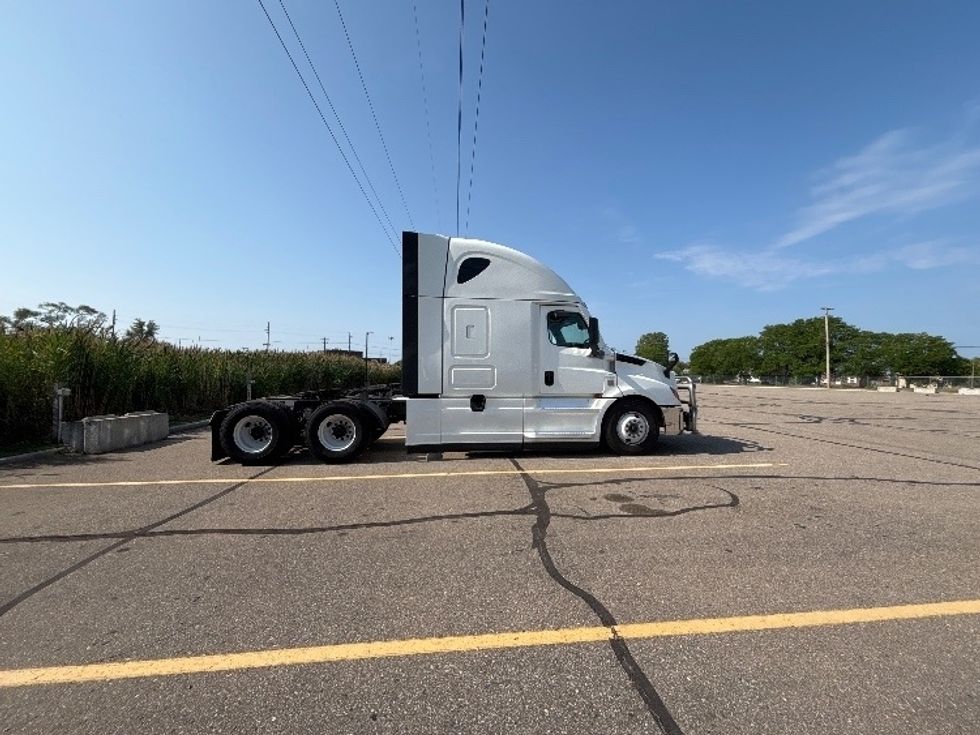 Sleeper Tractor-Heavy Duty Tractors-Freightliner-2024-T12664ST-Lansing-MI-548,846\n\t\tmiles-$ 83,750 - Image 8