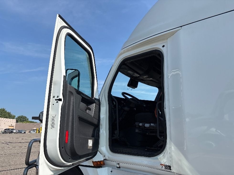 Sleeper Tractor-Heavy Duty Tractors-Freightliner-2024-T12664ST-Lansing-MI-548,846\n\t\tmiles-$ 83,750 - Image 9