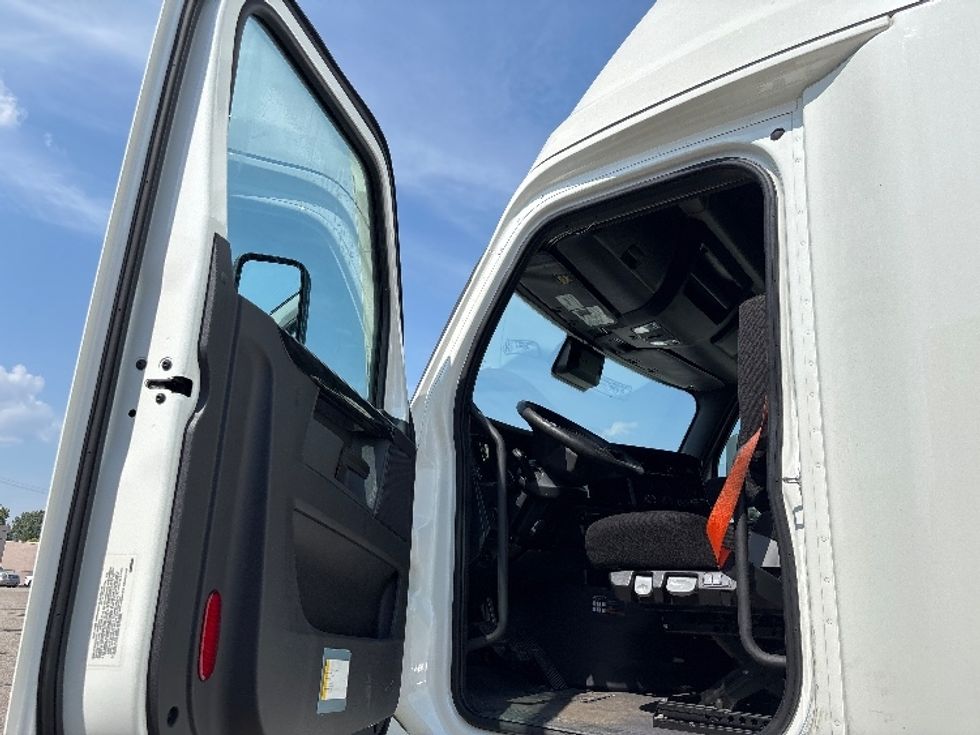 Sleeper Tractor-Heavy Duty Tractors-Freightliner-2024-T12664ST-Lansing-MI-596,206\n\t\tmiles-$ 78,750 - Image 9