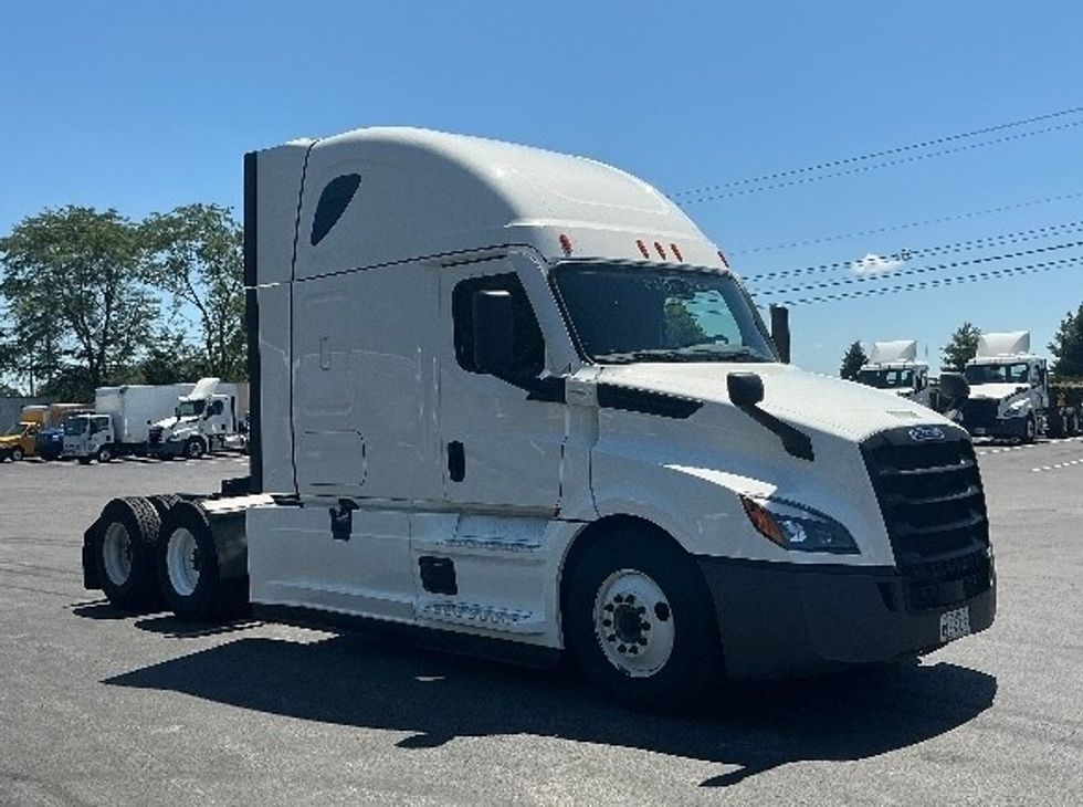 Sleeper Tractor-Heavy Duty Tractors-Freightliner-2024-T12664ST-Lexington-KY-551,595\n\t\tmiles-$ 84,750 - Image 1