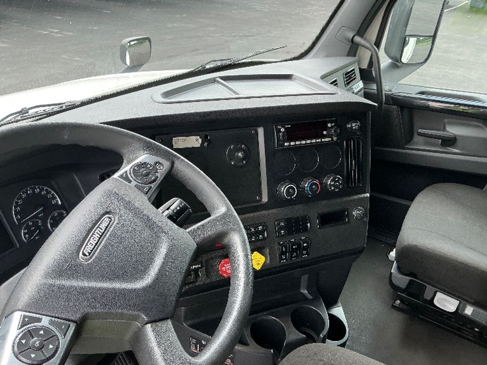 Sleeper Tractor-Heavy Duty Tractors-Freightliner-2024-T12664ST-Lexington-KY-551,595\n\t\tmiles-$ 84,750 - Image 10