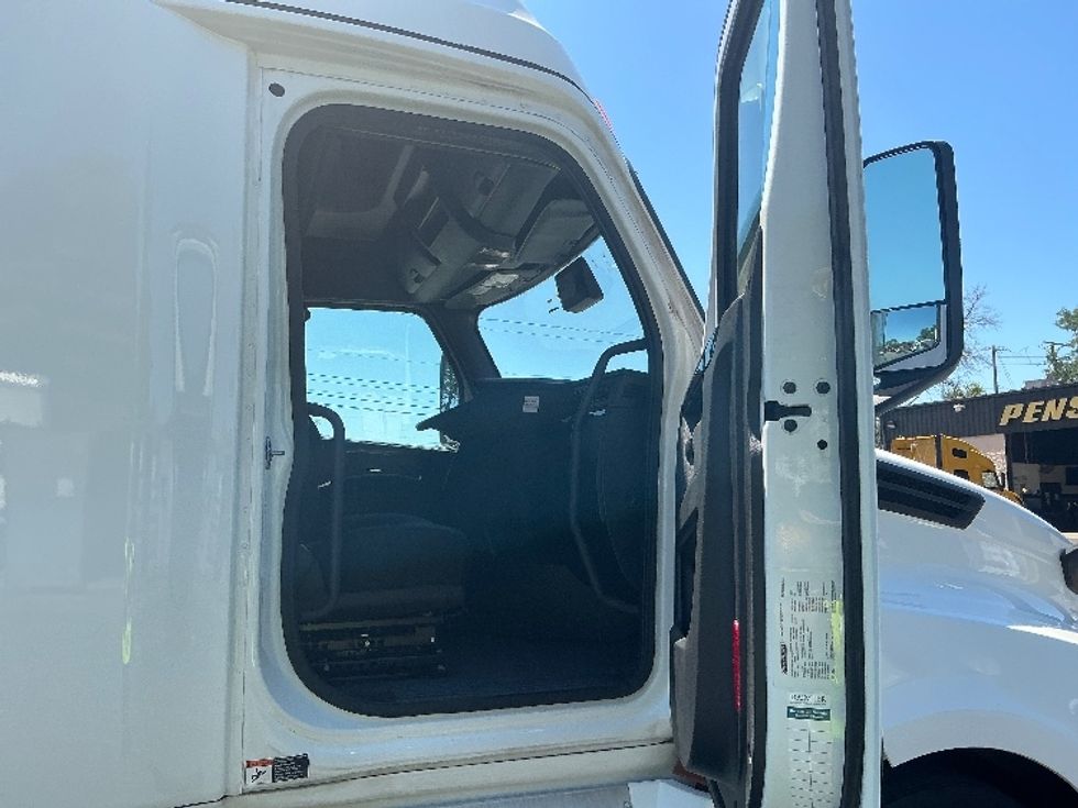 Sleeper Tractor-Heavy Duty Tractors-Freightliner-2024-T12664ST-Lexington-KY-551,595\n\t\tmiles-$ 84,750 - Image 13