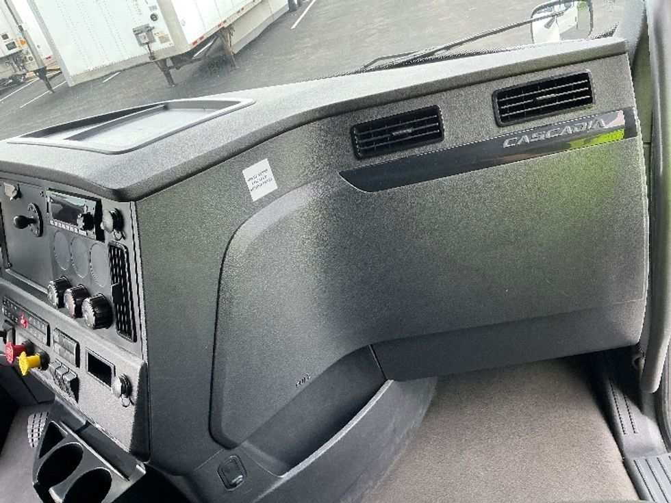 Sleeper Tractor-Heavy Duty Tractors-Freightliner-2024-T12664ST-Lexington-KY-551,595\n\t\tmiles-$ 84,750 - Image 14