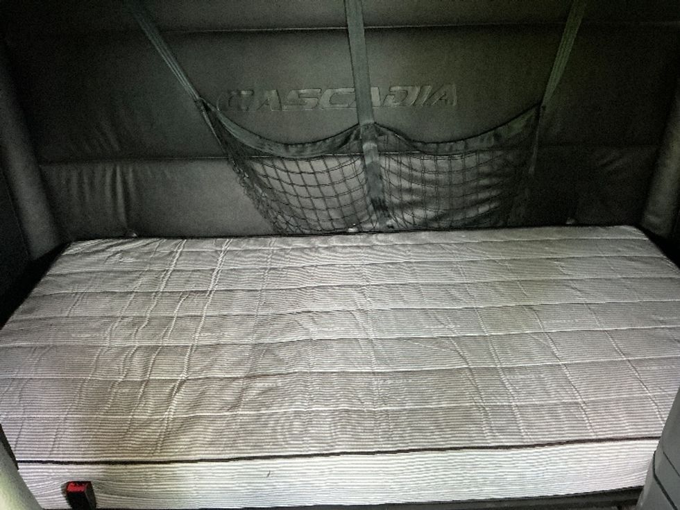 Sleeper Tractor-Heavy Duty Tractors-Freightliner-2024-T12664ST-Lexington-KY-551,595\n\t\tmiles-$ 84,750 - Image 17