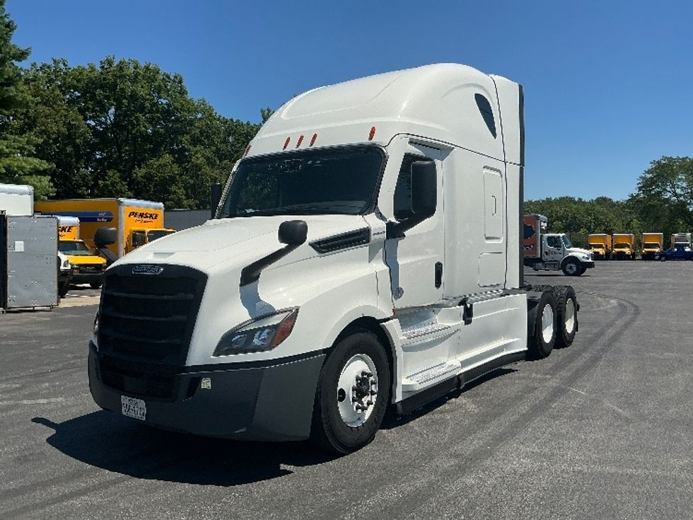 Sleeper Tractor-Heavy Duty Tractors-Freightliner-2024-T12664ST-Lexington-KY-551,595\n\t\tmiles-$ 84,750 - Image 3