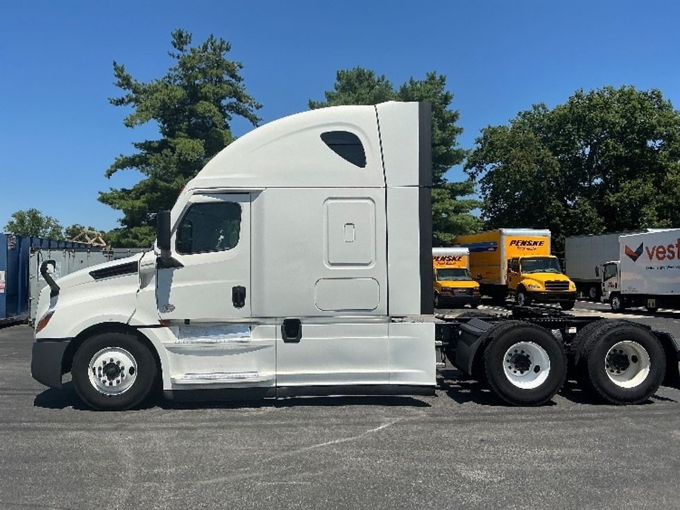Sleeper Tractor-Heavy Duty Tractors-Freightliner-2024-T12664ST-Lexington-KY-551,595\n\t\tmiles-$ 84,750 - Image 4