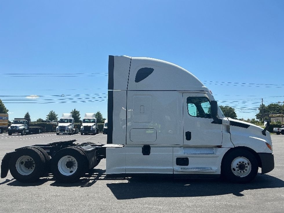 Sleeper Tractor-Heavy Duty Tractors-Freightliner-2024-T12664ST-Lexington-KY-551,595\n\t\tmiles-$ 84,750 - Image 8