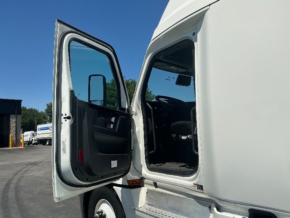 Sleeper Tractor-Heavy Duty Tractors-Freightliner-2024-T12664ST-Lexington-KY-551,595\n\t\tmiles-$ 84,750 - Image 9