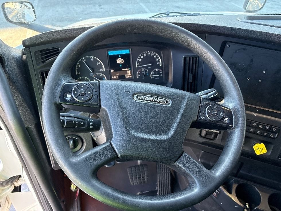 Sleeper Tractor-Heavy Duty Tractors-Freightliner-2024-T12664ST-Medley-FL-601,803\n\t\tmiles-$ 71,750 - Image 11