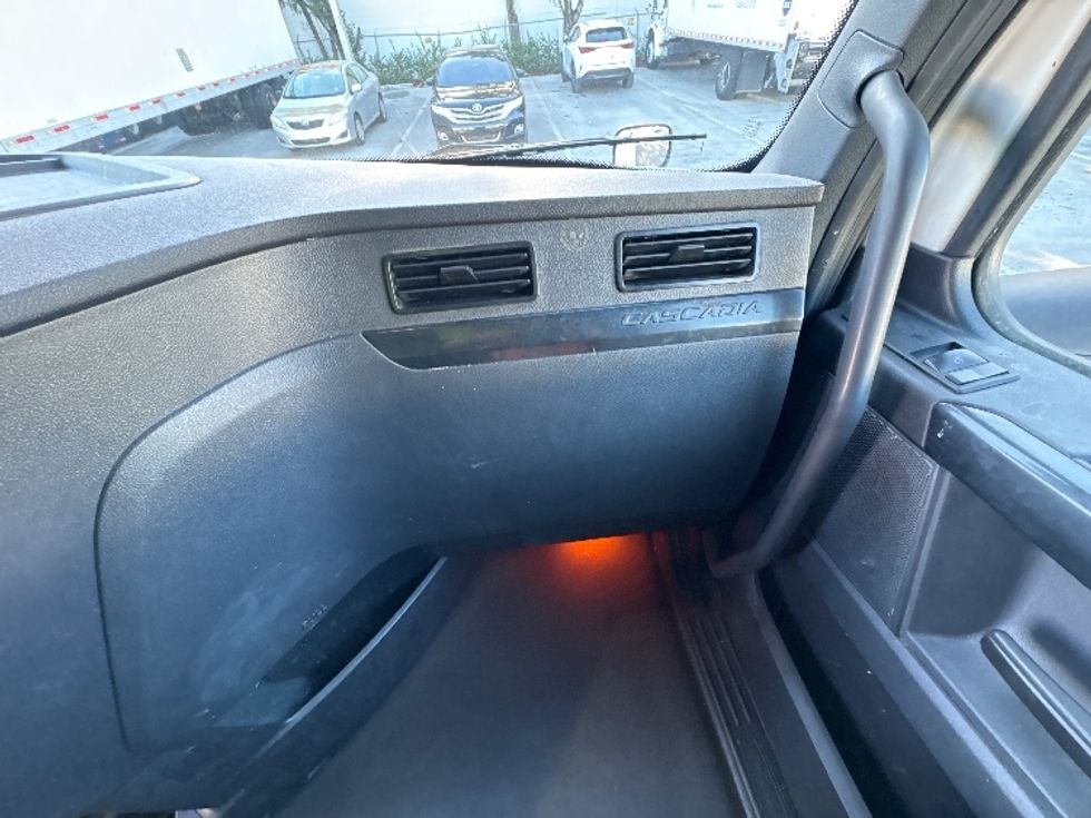 Sleeper Tractor-Heavy Duty Tractors-Freightliner-2024-T12664ST-Medley-FL-601,803\n\t\tmiles-$ 71,750 - Image 14