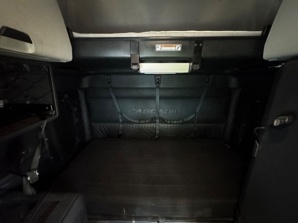 Sleeper Tractor-Heavy Duty Tractors-Freightliner-2024-T12664ST-Medley-FL-601,803\n\t\tmiles-$ 71,750 - Image 16