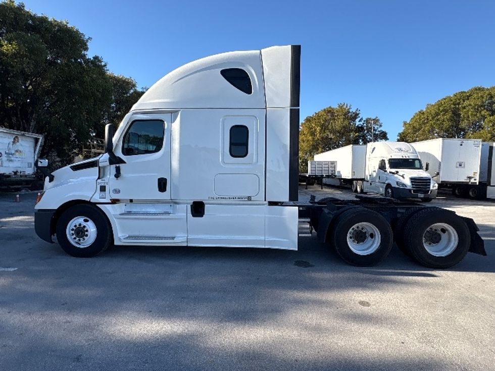 Sleeper Tractor-Heavy Duty Tractors-Freightliner-2024-T12664ST-Medley-FL-601,803\n\t\tmiles-$ 71,750 - Image 4