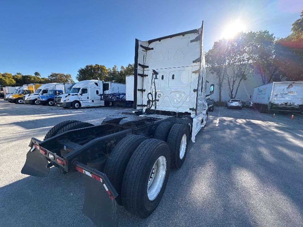 Sleeper Tractor-Heavy Duty Tractors-Freightliner-2024-T12664ST-Medley-FL-601,803\n\t\tmiles-$ 71,750 - Image 7