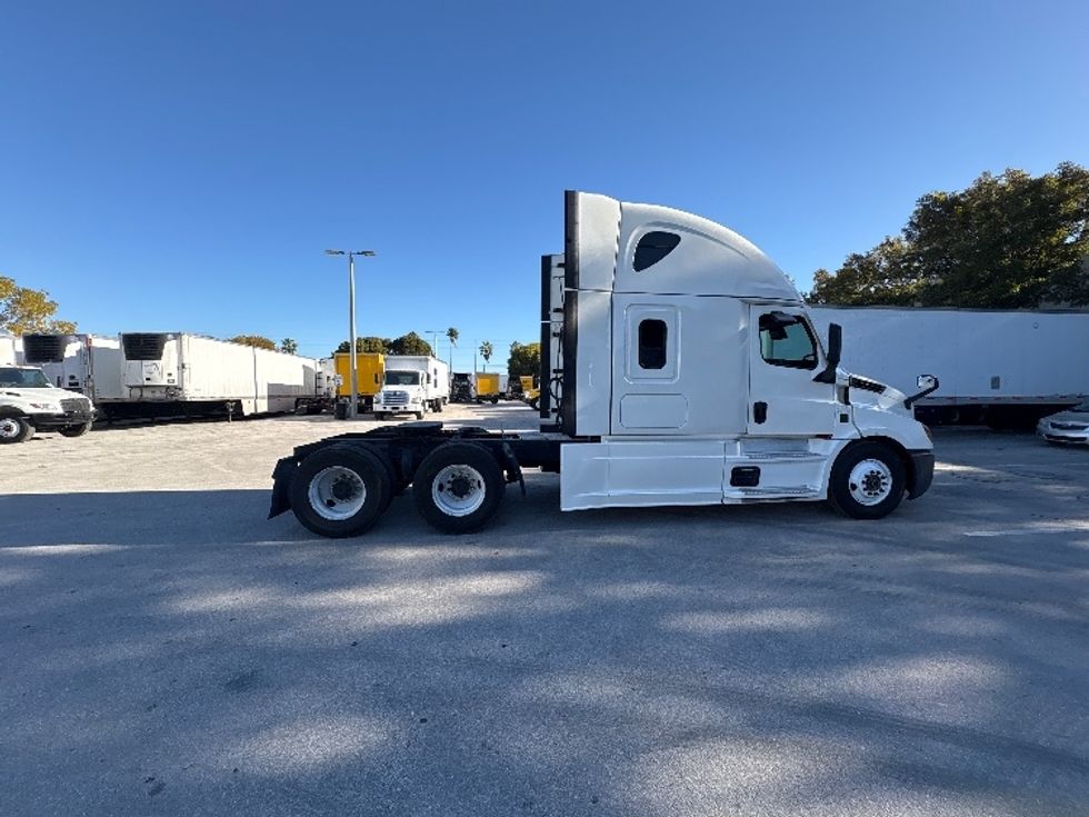 Sleeper Tractor-Heavy Duty Tractors-Freightliner-2024-T12664ST-Medley-FL-601,803\n\t\tmiles-$ 71,750 - Image 8