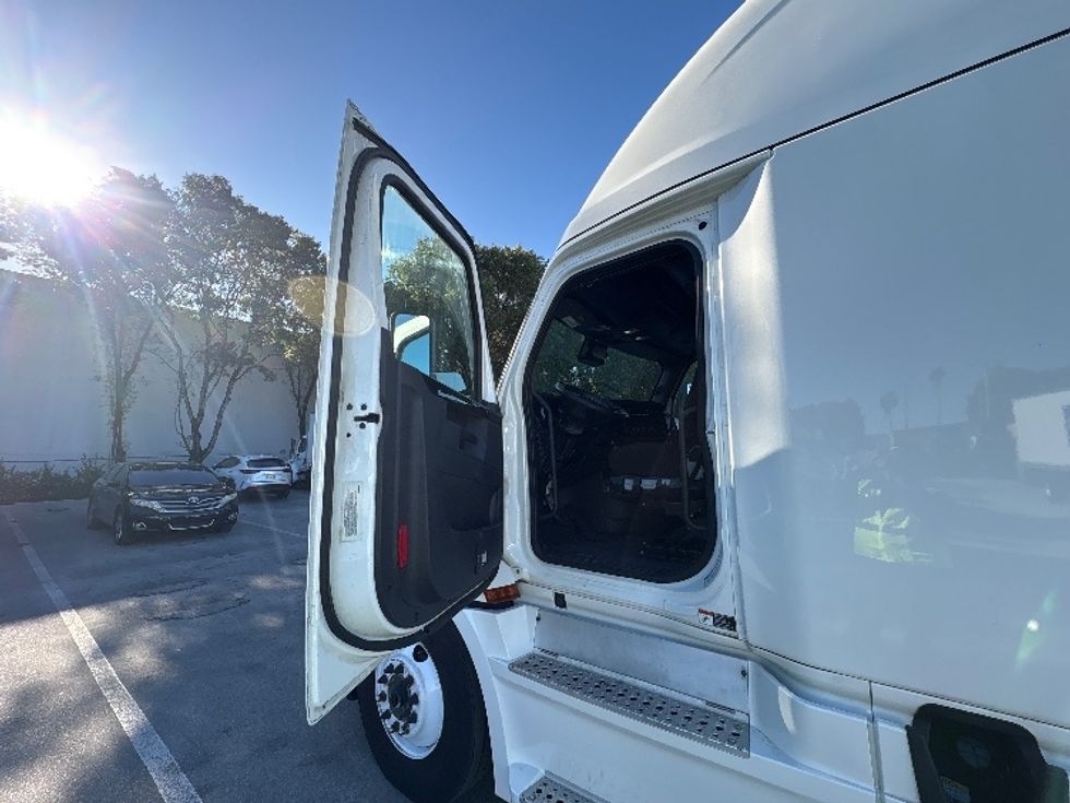 Sleeper Tractor-Heavy Duty Tractors-Freightliner-2024-T12664ST-Medley-FL-601,803\n\t\tmiles-$ 71,750 - Image 9