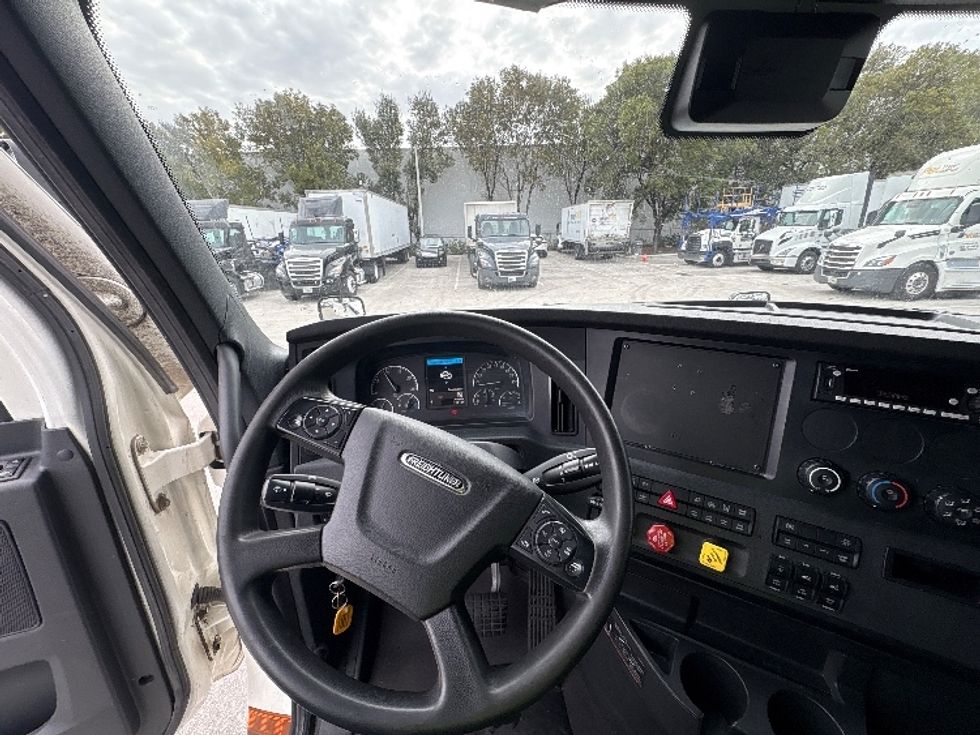 Sleeper Tractor-Heavy Duty Tractors-Freightliner-2024-T12664ST-Medley-FL-620,730\n\t\tmiles-$ 69,750 - Image 11