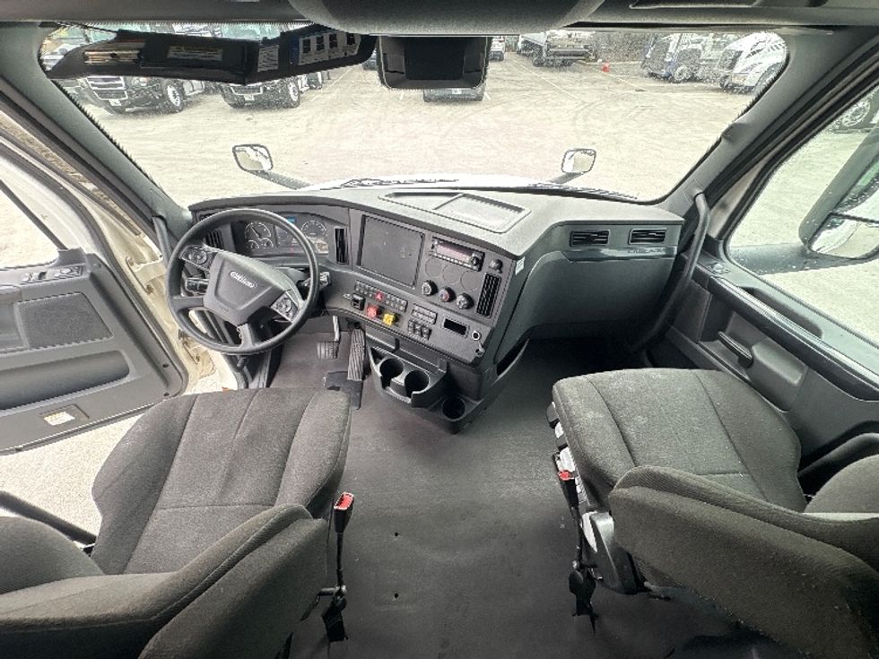 Sleeper Tractor-Heavy Duty Tractors-Freightliner-2024-T12664ST-Medley-FL-620,730\n\t\tmiles-$ 69,750 - Image 12