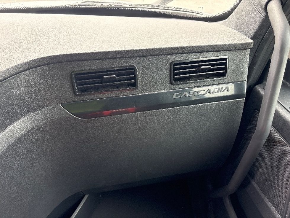 Sleeper Tractor-Heavy Duty Tractors-Freightliner-2024-T12664ST-Medley-FL-620,730\n\t\tmiles-$ 69,750 - Image 14