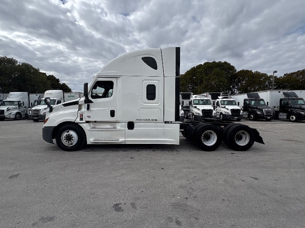 Sleeper Tractor-Heavy Duty Tractors-Freightliner-2024-T12664ST-Medley-FL-620,730\n\t\tmiles-$ 69,750 - Image 4
