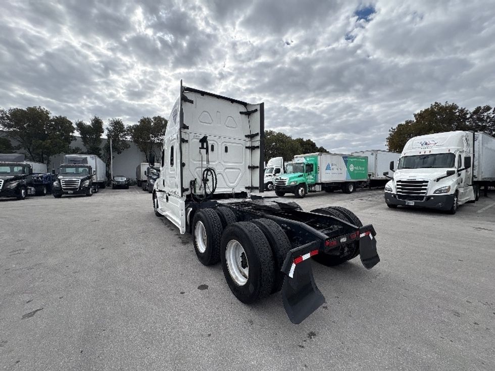Sleeper Tractor-Heavy Duty Tractors-Freightliner-2024-T12664ST-Medley-FL-620,730\n\t\tmiles-$ 69,750 - Image 5