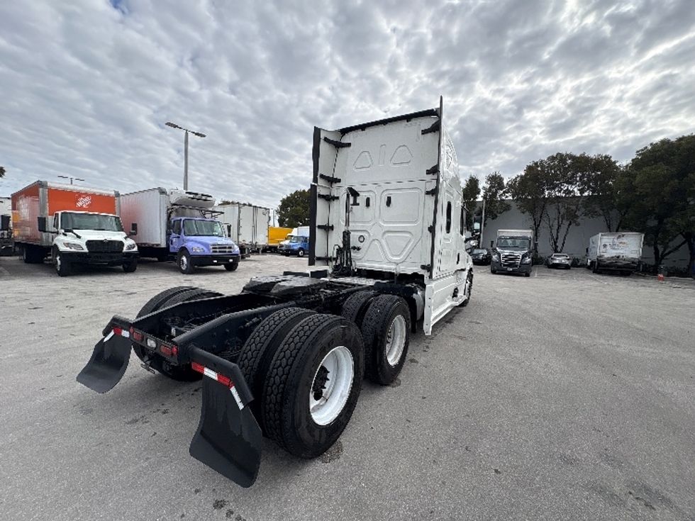 Sleeper Tractor-Heavy Duty Tractors-Freightliner-2024-T12664ST-Medley-FL-620,730\n\t\tmiles-$ 69,750 - Image 7