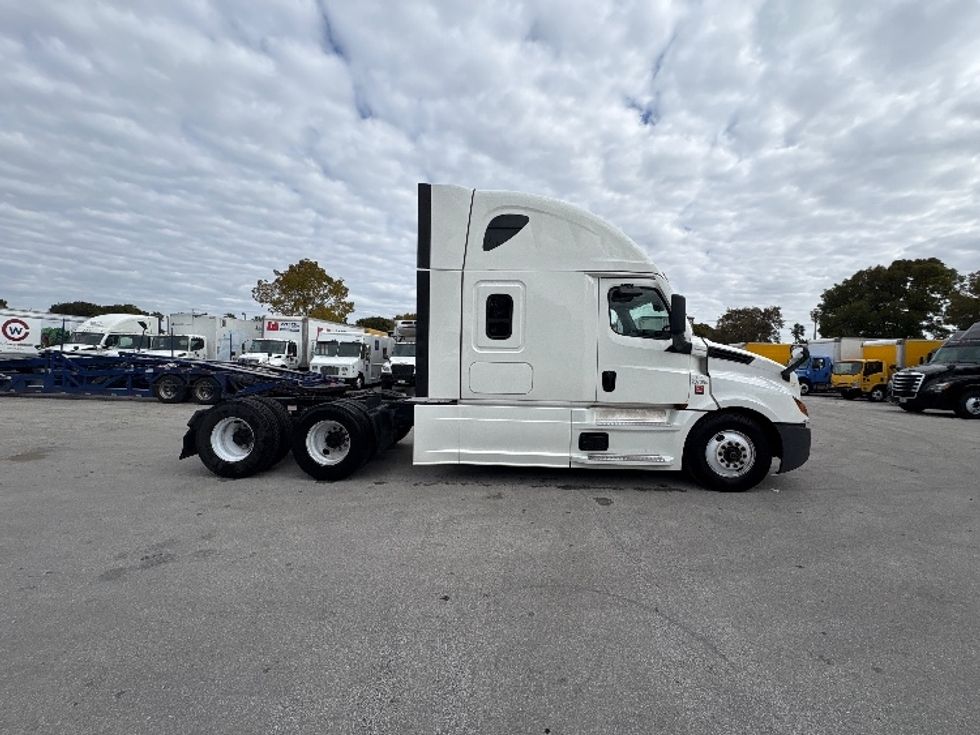 Sleeper Tractor-Heavy Duty Tractors-Freightliner-2024-T12664ST-Medley-FL-620,730\n\t\tmiles-$ 69,750 - Image 8