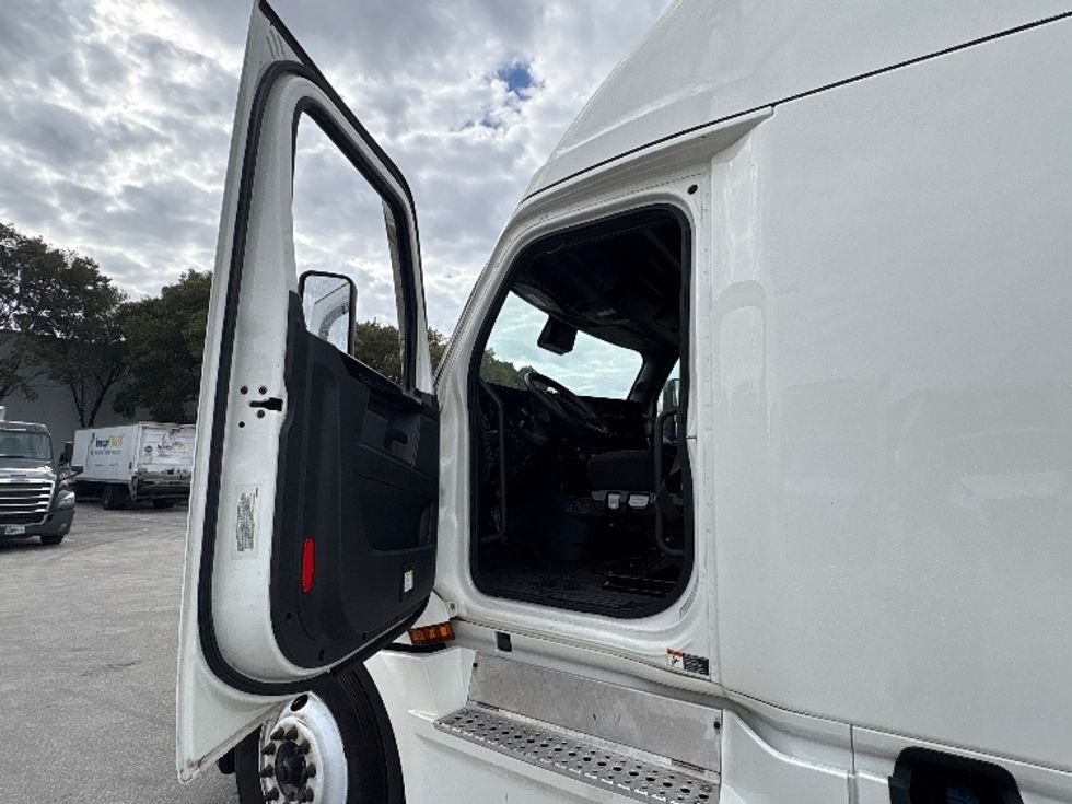 Sleeper Tractor-Heavy Duty Tractors-Freightliner-2024-T12664ST-Medley-FL-620,730\n\t\tmiles-$ 69,750 - Image 9
