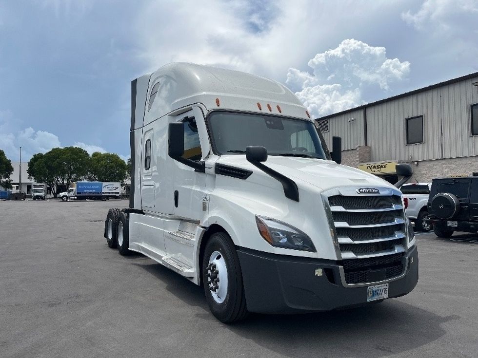 Sleeper Tractor-Heavy Duty Tractors-Freightliner-2024-T12664ST-Medley-FL-624,907\n\t\tmiles-$ 85,000 - Image 1