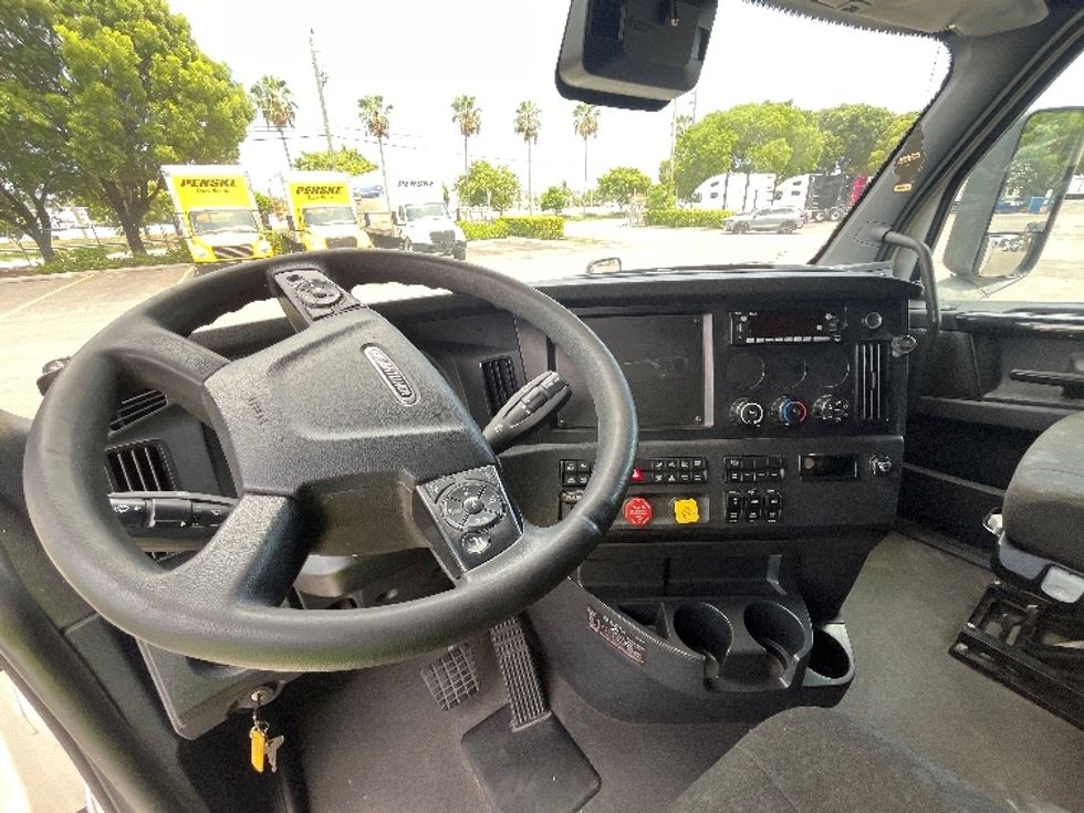 Sleeper Tractor-Heavy Duty Tractors-Freightliner-2024-T12664ST-Medley-FL-624,907\n\t\tmiles-$ 85,000 - Image 12