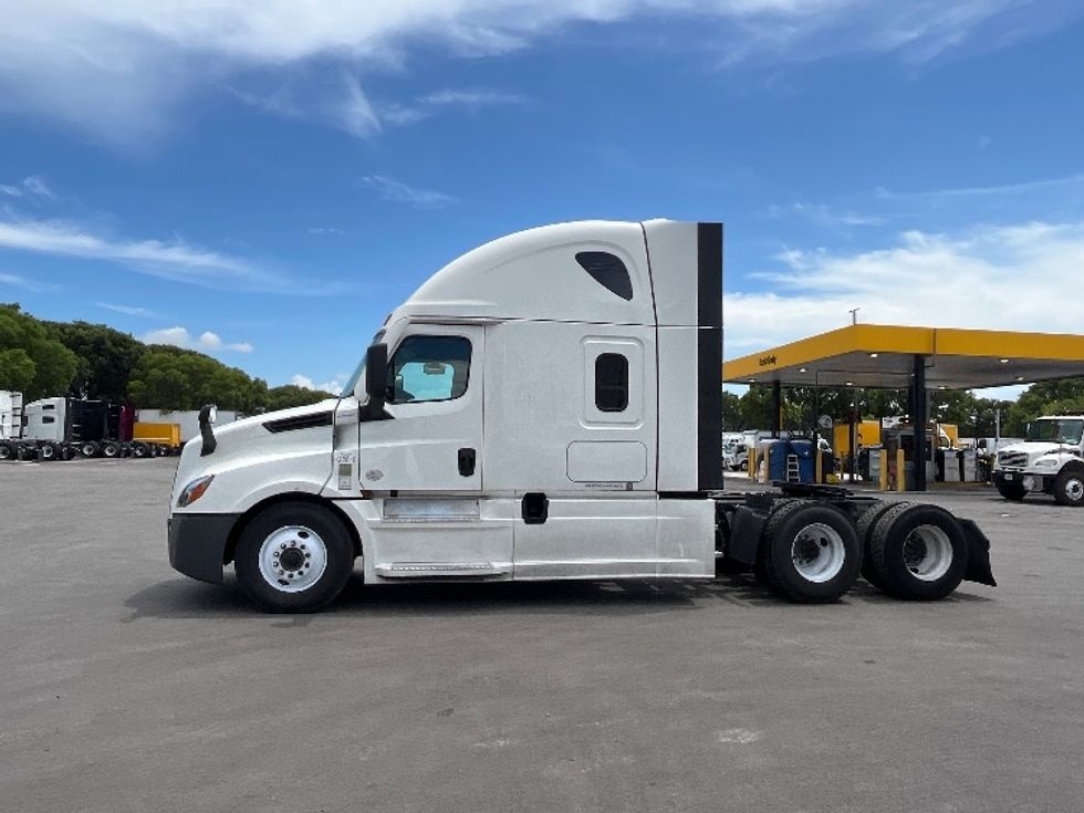 Sleeper Tractor-Heavy Duty Tractors-Freightliner-2024-T12664ST-Medley-FL-624,907\n\t\tmiles-$ 85,000 - Image 4