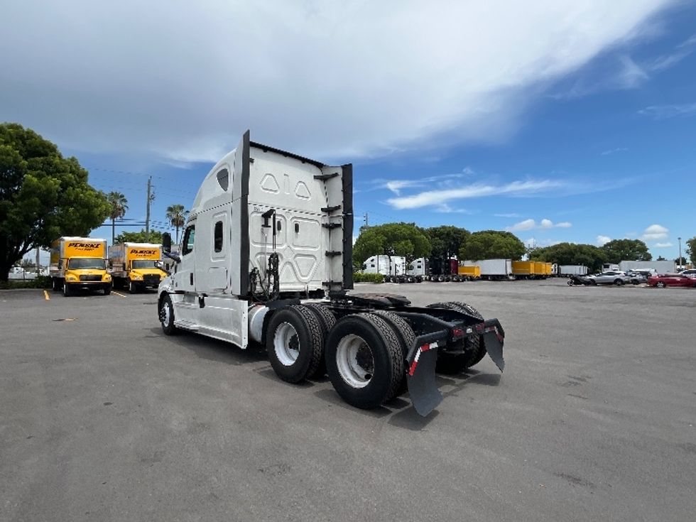 Sleeper Tractor-Heavy Duty Tractors-Freightliner-2024-T12664ST-Medley-FL-624,907\n\t\tmiles-$ 85,000 - Image 5