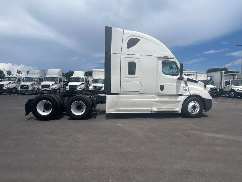Sleeper Tractor-Heavy Duty Tractors-Freightliner-2024-T12664ST-Medley-FL-624,907\n\t\tmiles-$ 85,000 - Image 8