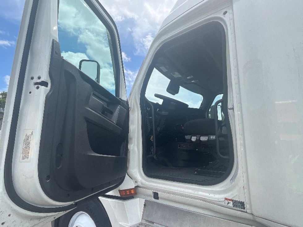 Sleeper Tractor-Heavy Duty Tractors-Freightliner-2024-T12664ST-Medley-FL-624,907\n\t\tmiles-$ 85,000 - Image 9