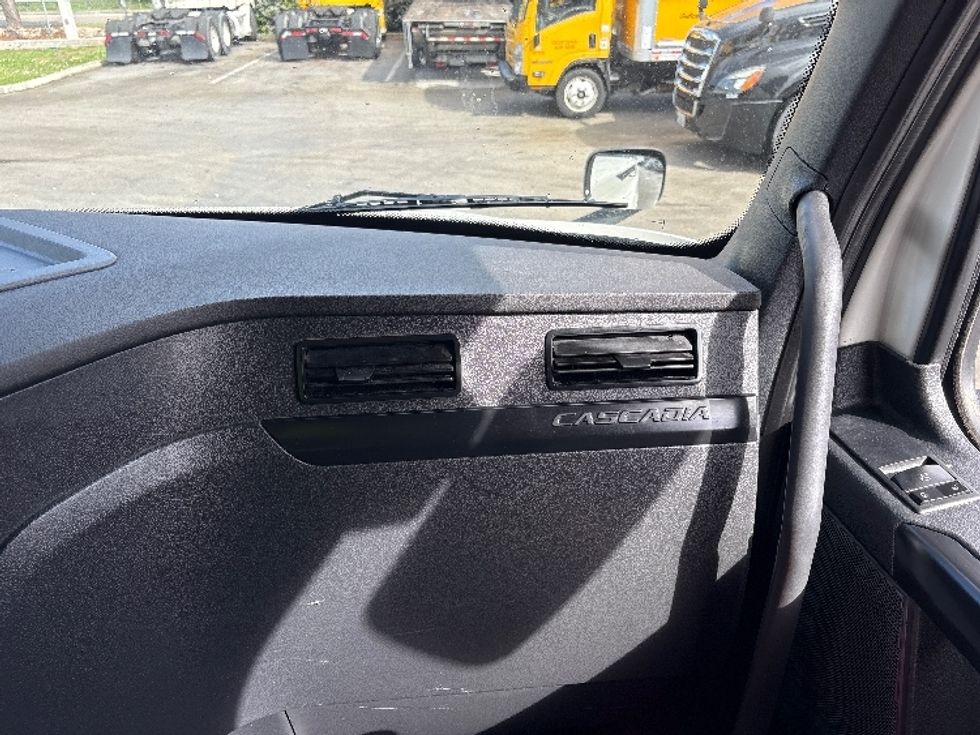 Sleeper Tractor-Heavy Duty Tractors-Freightliner-2024-T12664ST-Medley-FL-625,219\n\t\tmiles-$ 69,250 - Image 14