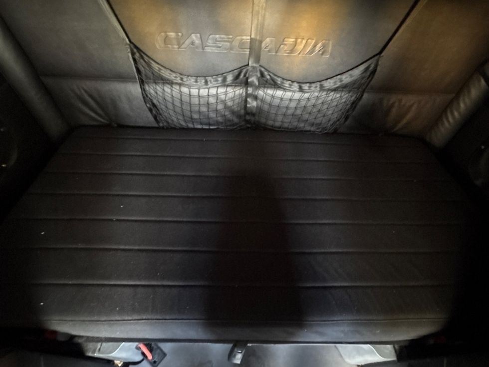 Sleeper Tractor-Heavy Duty Tractors-Freightliner-2024-T12664ST-Medley-FL-625,219\n\t\tmiles-$ 69,250 - Image 17