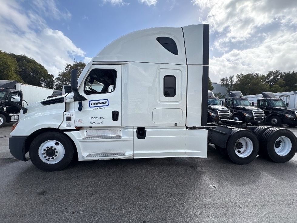 Sleeper Tractor-Heavy Duty Tractors-Freightliner-2024-T12664ST-Medley-FL-625,219\n\t\tmiles-$ 69,250 - Image 4