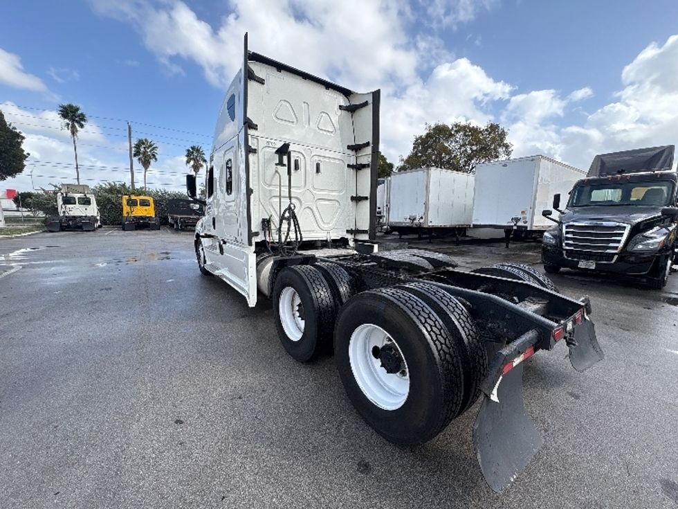 Sleeper Tractor-Heavy Duty Tractors-Freightliner-2024-T12664ST-Medley-FL-625,219\n\t\tmiles-$ 69,250 - Image 5