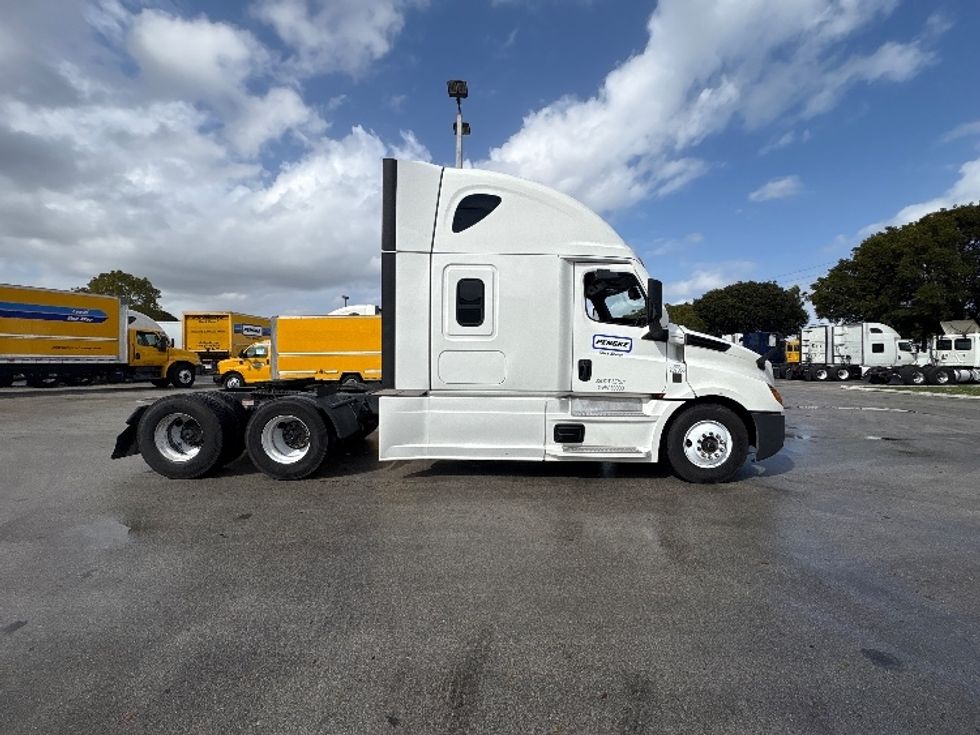 Sleeper Tractor-Heavy Duty Tractors-Freightliner-2024-T12664ST-Medley-FL-625,219\n\t\tmiles-$ 69,250 - Image 8