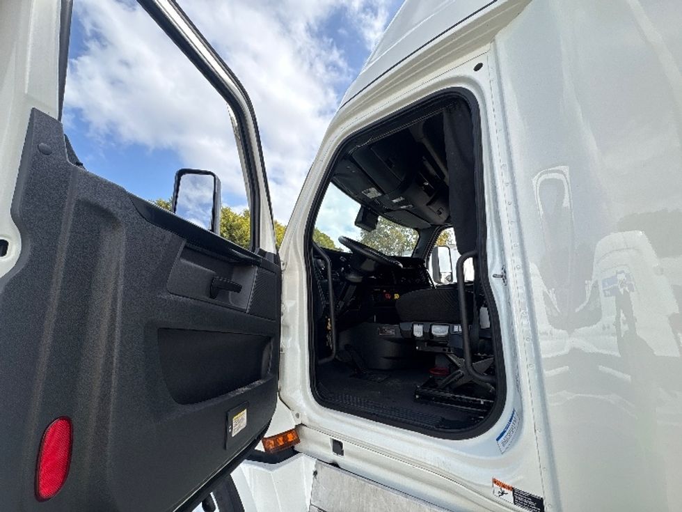 Sleeper Tractor-Heavy Duty Tractors-Freightliner-2024-T12664ST-Medley-FL-625,219\n\t\tmiles-$ 69,250 - Image 9