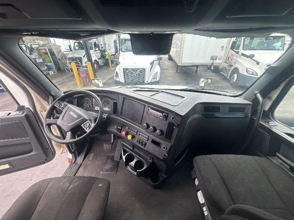 Sleeper Tractor-Heavy Duty Tractors-Freightliner-2024-T12664ST-Medley-FL-671,495\n\t\tmiles-$ 64,750 - Image 11