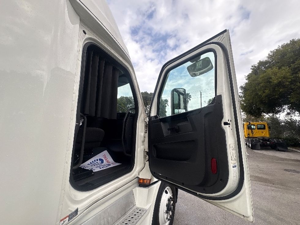 Sleeper Tractor-Heavy Duty Tractors-Freightliner-2024-T12664ST-Medley-FL-671,495\n\t\tmiles-$ 64,750 - Image 13