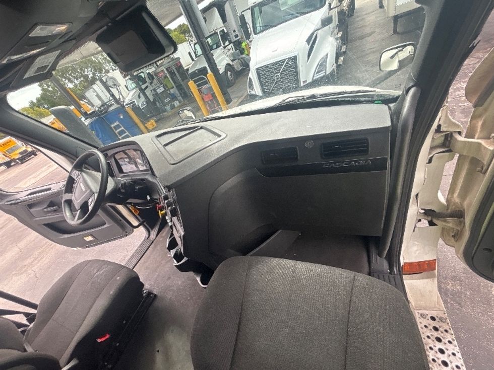 Sleeper Tractor-Heavy Duty Tractors-Freightliner-2024-T12664ST-Medley-FL-671,495\n\t\tmiles-$ 64,750 - Image 14