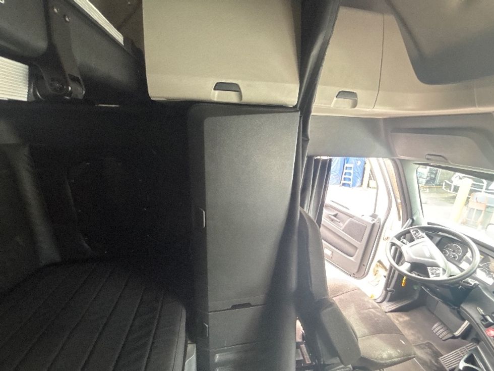 Sleeper Tractor-Heavy Duty Tractors-Freightliner-2024-T12664ST-Medley-FL-671,495\n\t\tmiles-$ 64,750 - Image 19