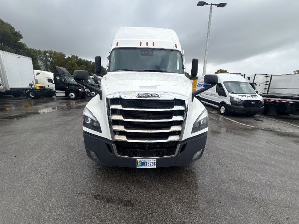 Sleeper Tractor-Heavy Duty Tractors-Freightliner-2024-T12664ST-Medley-FL-671,495\n\t\tmiles-$ 64,750 - Image 2
