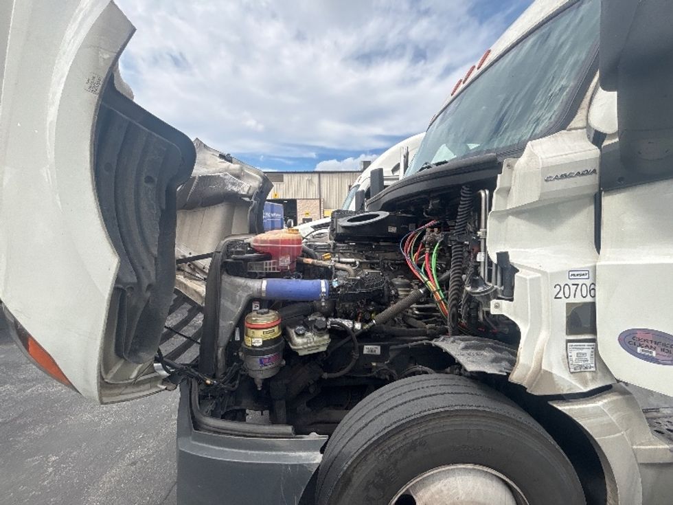 Sleeper Tractor-Heavy Duty Tractors-Freightliner-2024-T12664ST-Medley-FL-671,495\n\t\tmiles-$ 64,750 - Image 21