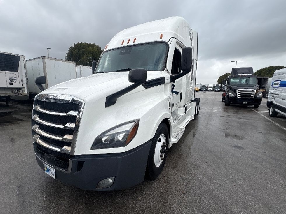 Sleeper Tractor-Heavy Duty Tractors-Freightliner-2024-T12664ST-Medley-FL-671,495\n\t\tmiles-$ 64,750 - Image 3