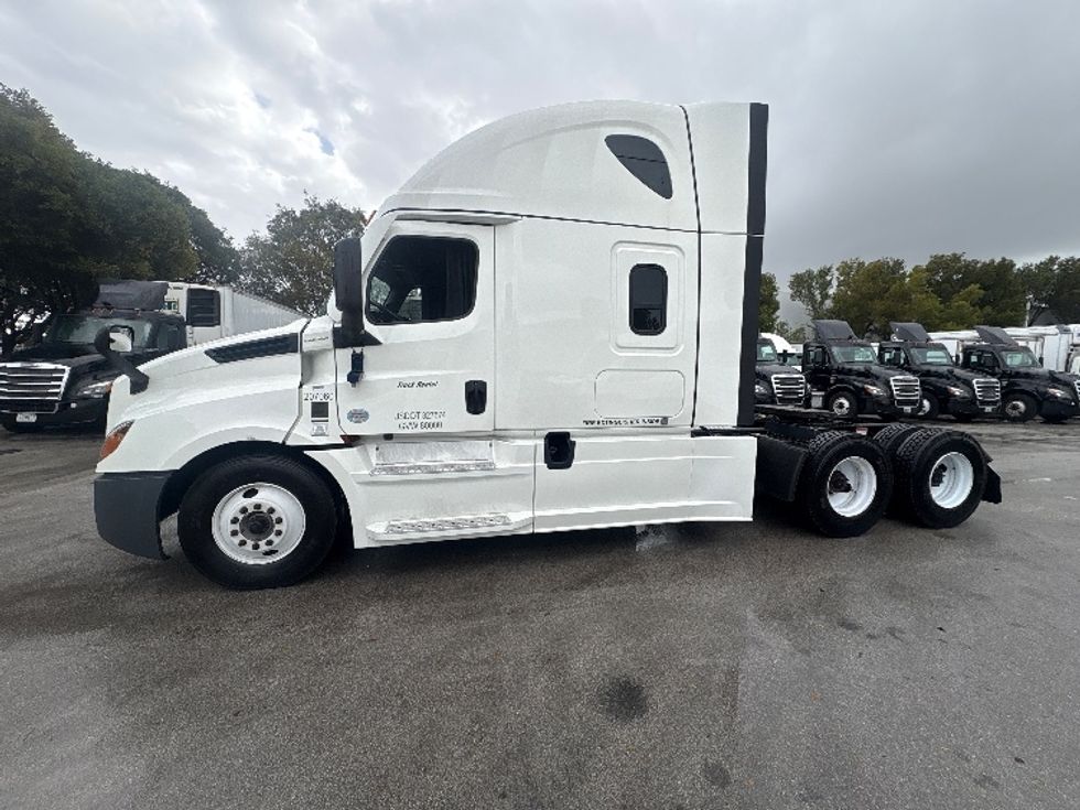 Sleeper Tractor-Heavy Duty Tractors-Freightliner-2024-T12664ST-Medley-FL-671,495\n\t\tmiles-$ 64,750 - Image 4