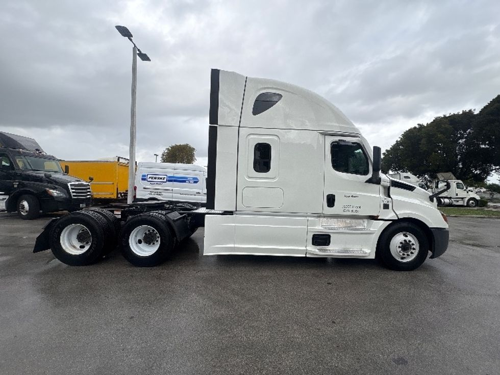 Sleeper Tractor-Heavy Duty Tractors-Freightliner-2024-T12664ST-Medley-FL-671,495\n\t\tmiles-$ 64,750 - Image 8