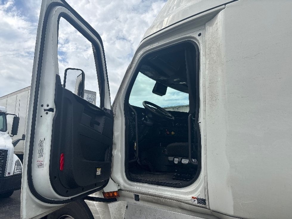 Sleeper Tractor-Heavy Duty Tractors-Freightliner-2024-T12664ST-Medley-FL-671,495\n\t\tmiles-$ 64,750 - Image 9