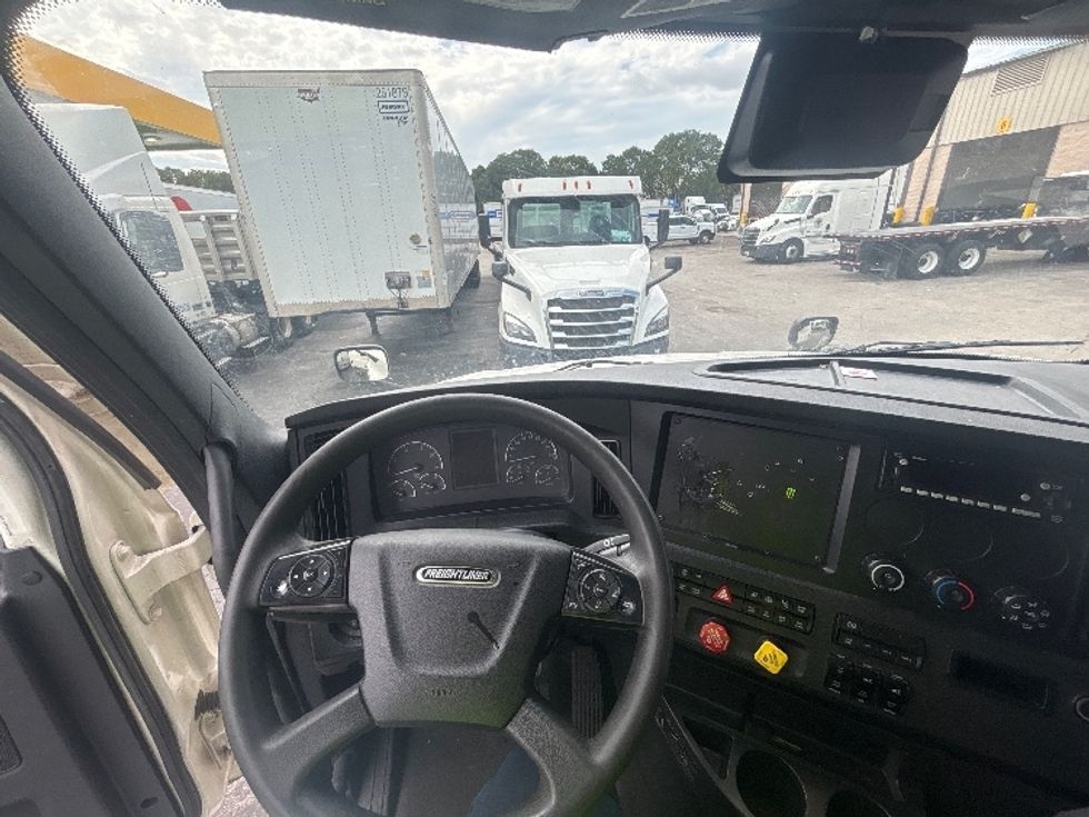 Sleeper Tractor-Heavy Duty Tractors-Freightliner-2024-T12664ST-Medley-FL-712,683\n\t\tmiles-$ 60,500 - Image 11